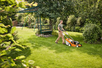 STIHL RM 443 T z napędem; moc 2,8KM; szerokość koszenia 41cm - 2